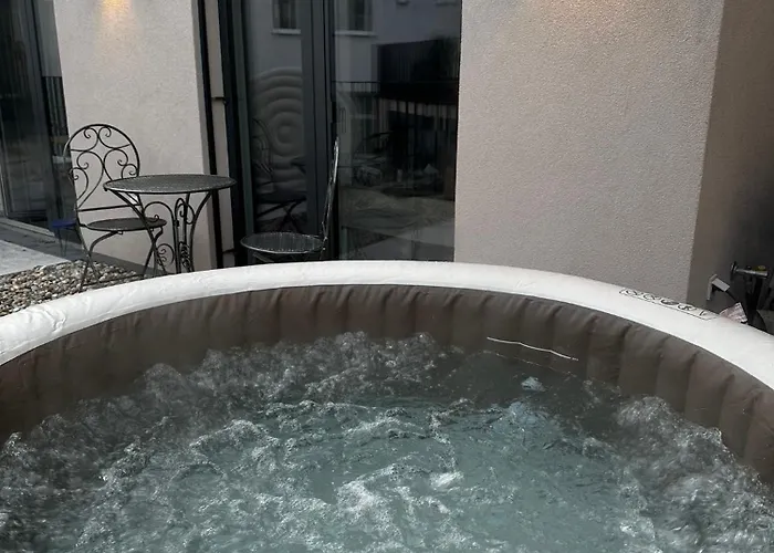 Schoene Mit Eigenem Whirlpool In Dem Stadtzentrum Πανσιόν